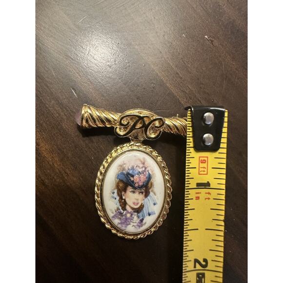 Avon Presidents Club Cameo Porcelain Portrait Brooch Pin PC Goldtone Dangle - Picture 6 of 6